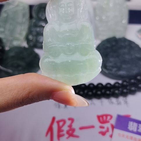 翡翠颈饰未镶嵌天然的A货翡翠