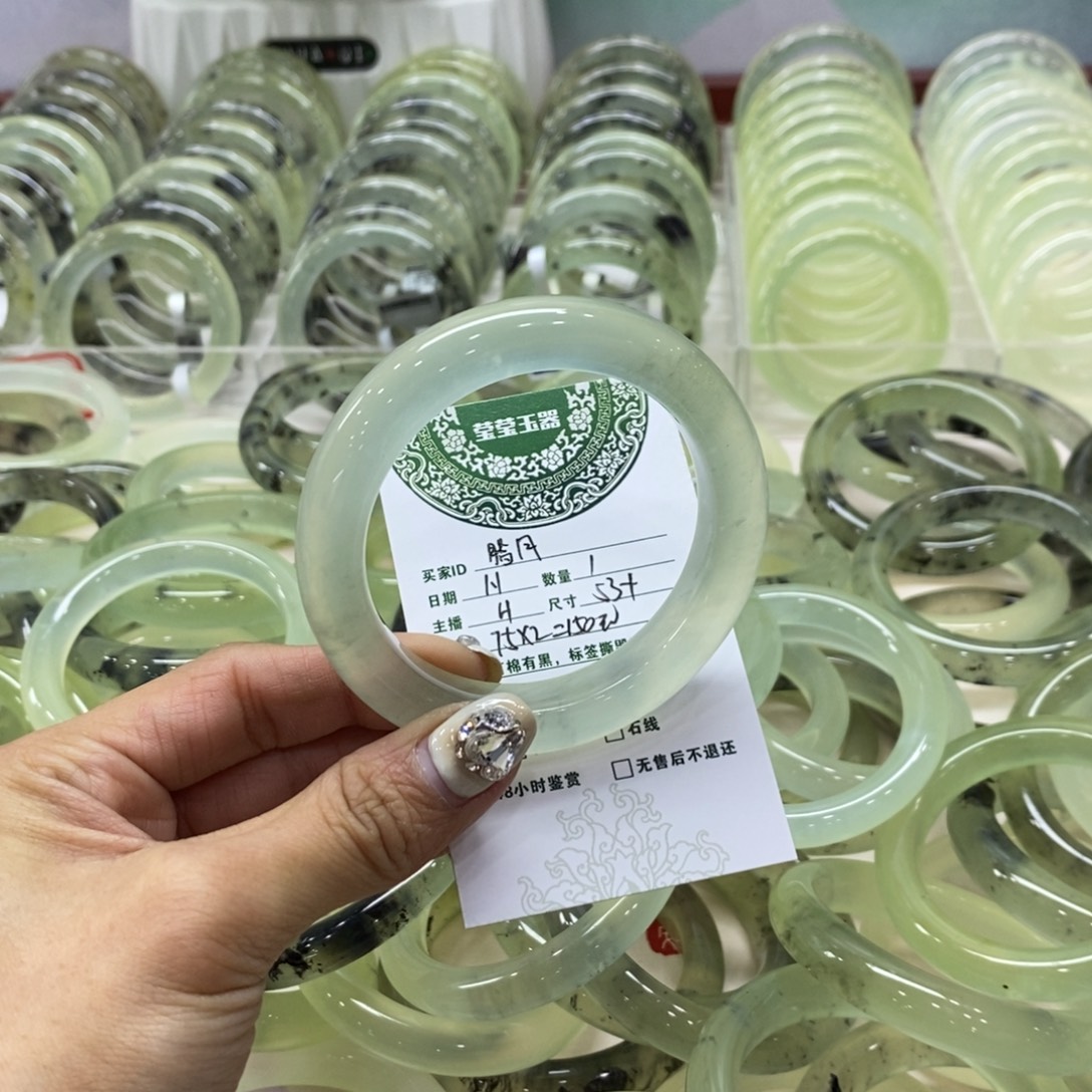 腊***月蛇纹石玉未镶嵌手镯