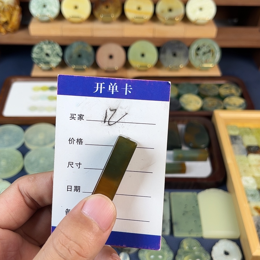 枫***澄蛇纹石玉未镶嵌颈饰