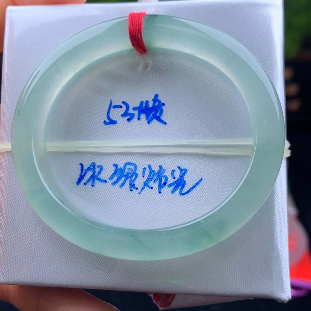 翡翠手镯未镶嵌为**来手镯分单