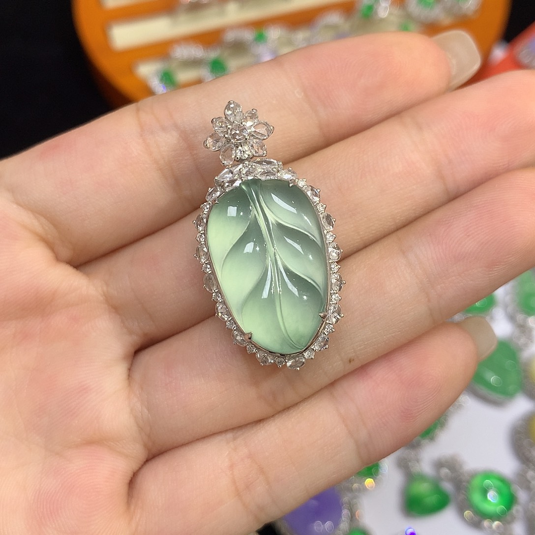 翡翠吊坠(赠链)18K金镶嵌叶子