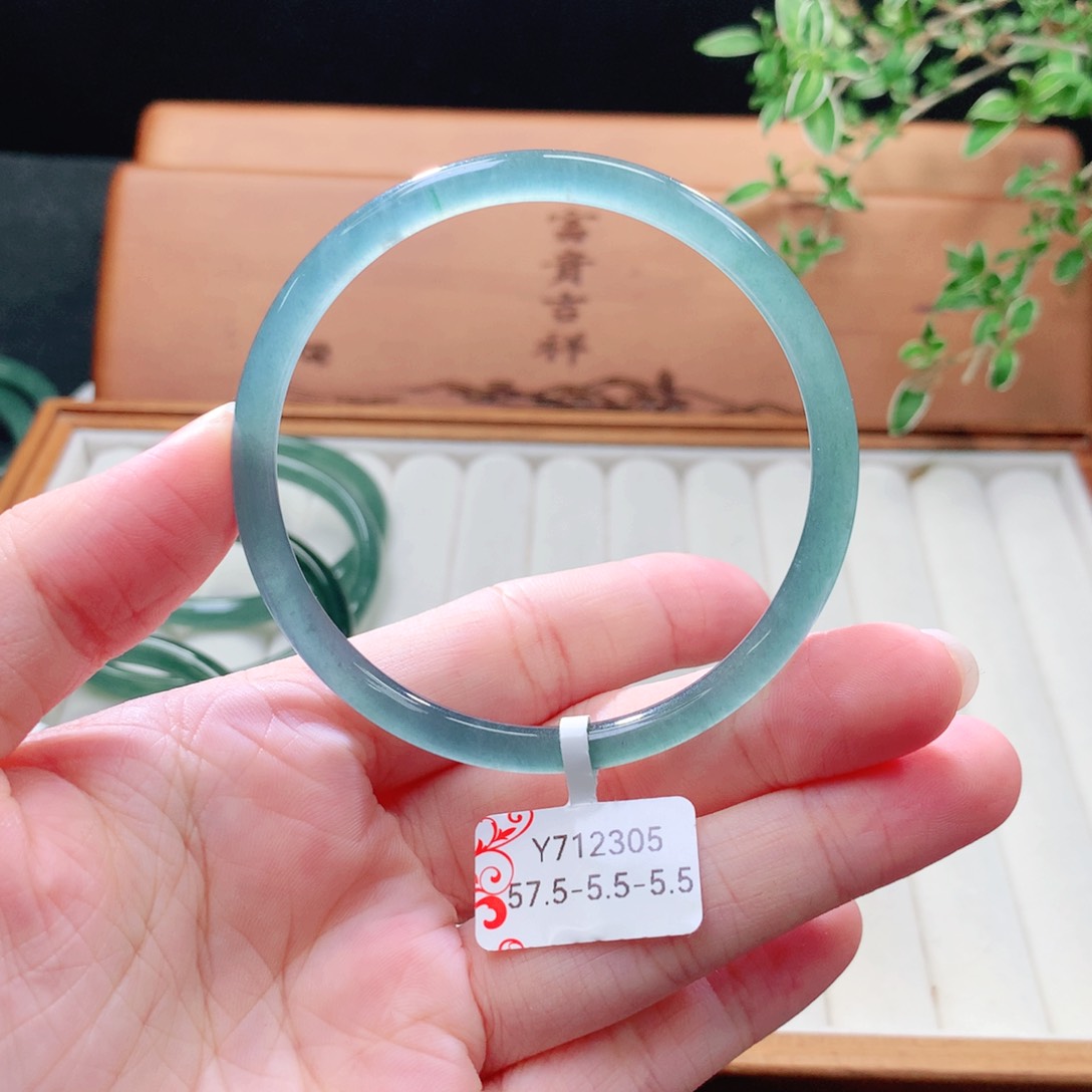 未镶嵌手镯（圆镯）翡翠