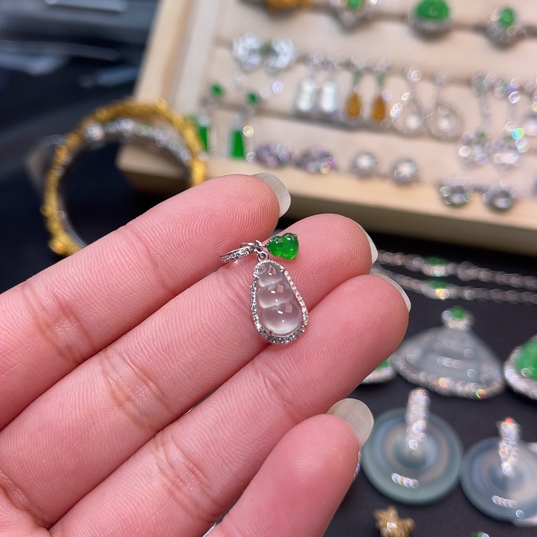 翡翠18K金镶嵌颈饰豆子