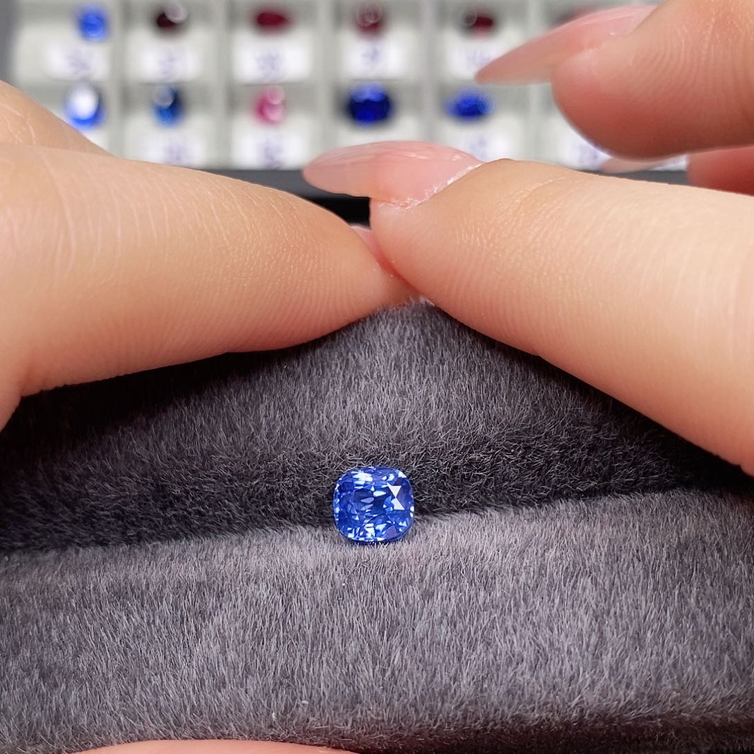 蓝宝石裸石未镶嵌无烧矢车菊VB火彩明亮5号1.56ct