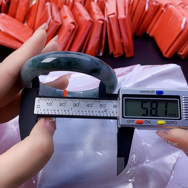 翡翠手镯未镶嵌207。  