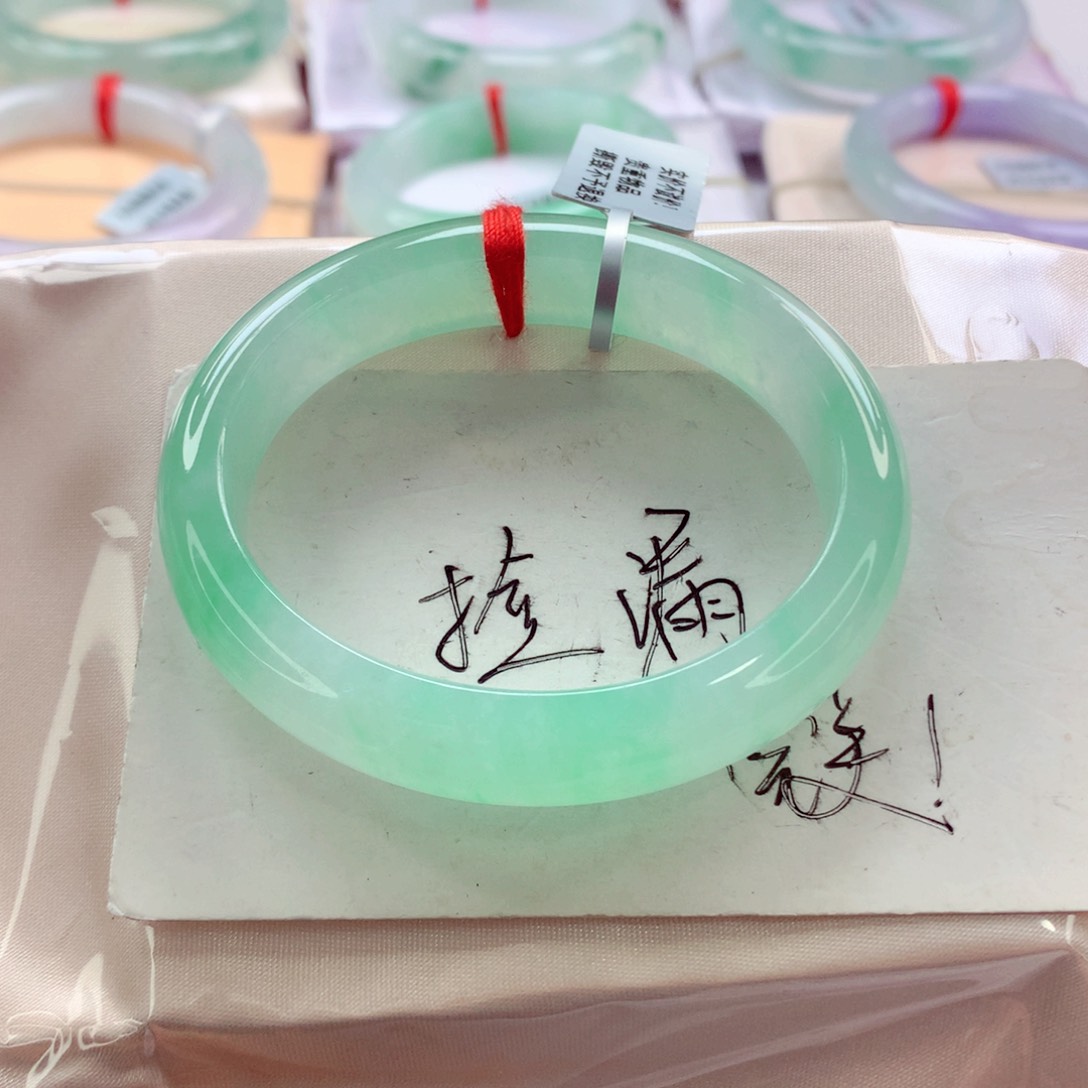翡翠手镯（贵妃镯）未镶嵌48-50圈甜绿完美小手直接拍A