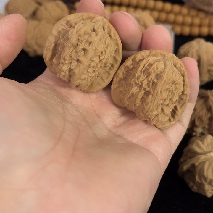 文玩核桃把件39左右微微瑕白狮子，编号010