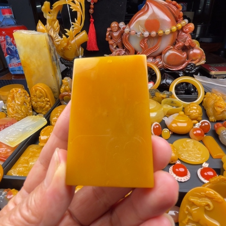 未镶嵌石英质玉（黄龙玉）颈饰