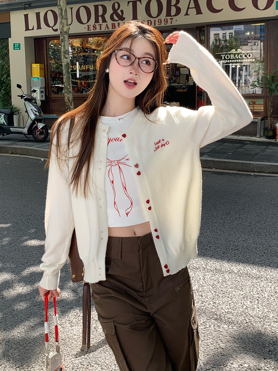 奶白色毛衣开衫女秋季新款爱心扣短款针织外套韩系设计感小众上衣