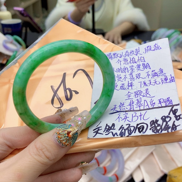 翡翠手镯未镶嵌翡翠手镯