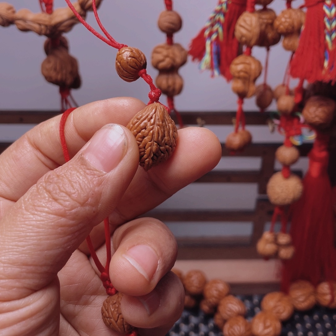 木质类龙纹桃枭挂件