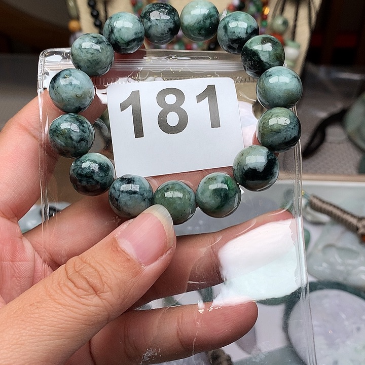 翡翠颈饰未镶嵌不**老翡翠