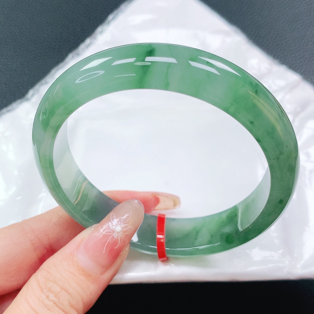 翡翠手镯未镶嵌56圈