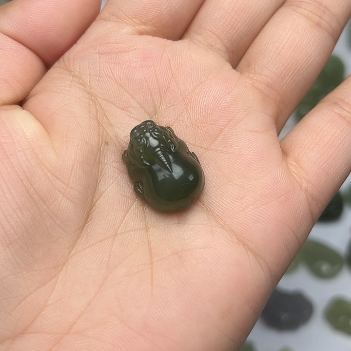 和田玉未镶嵌颈饰西**血