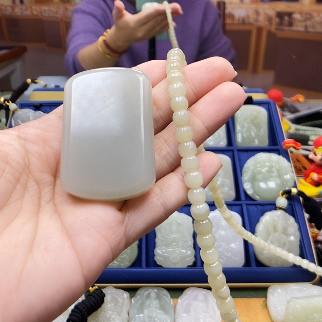 和田玉颈饰未镶嵌虎