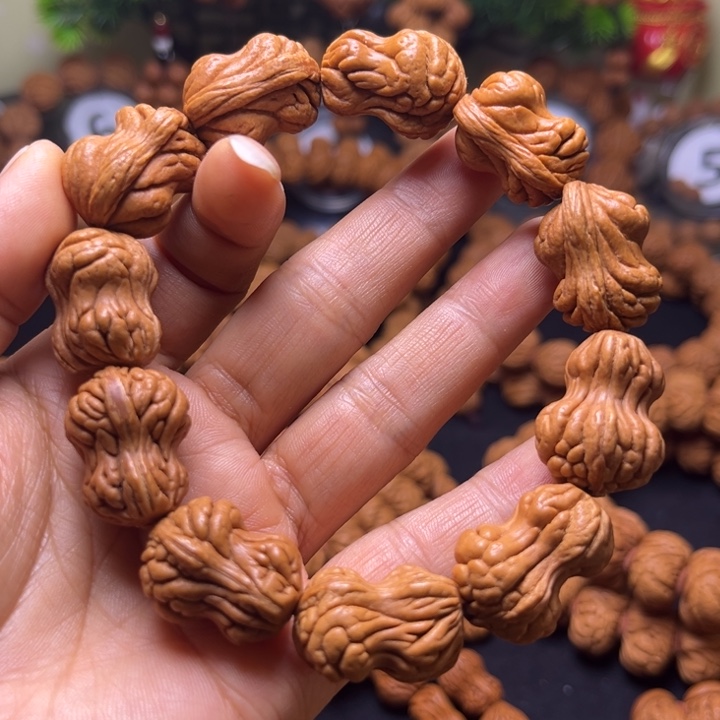 H***Y吊坠桃核白菜手串