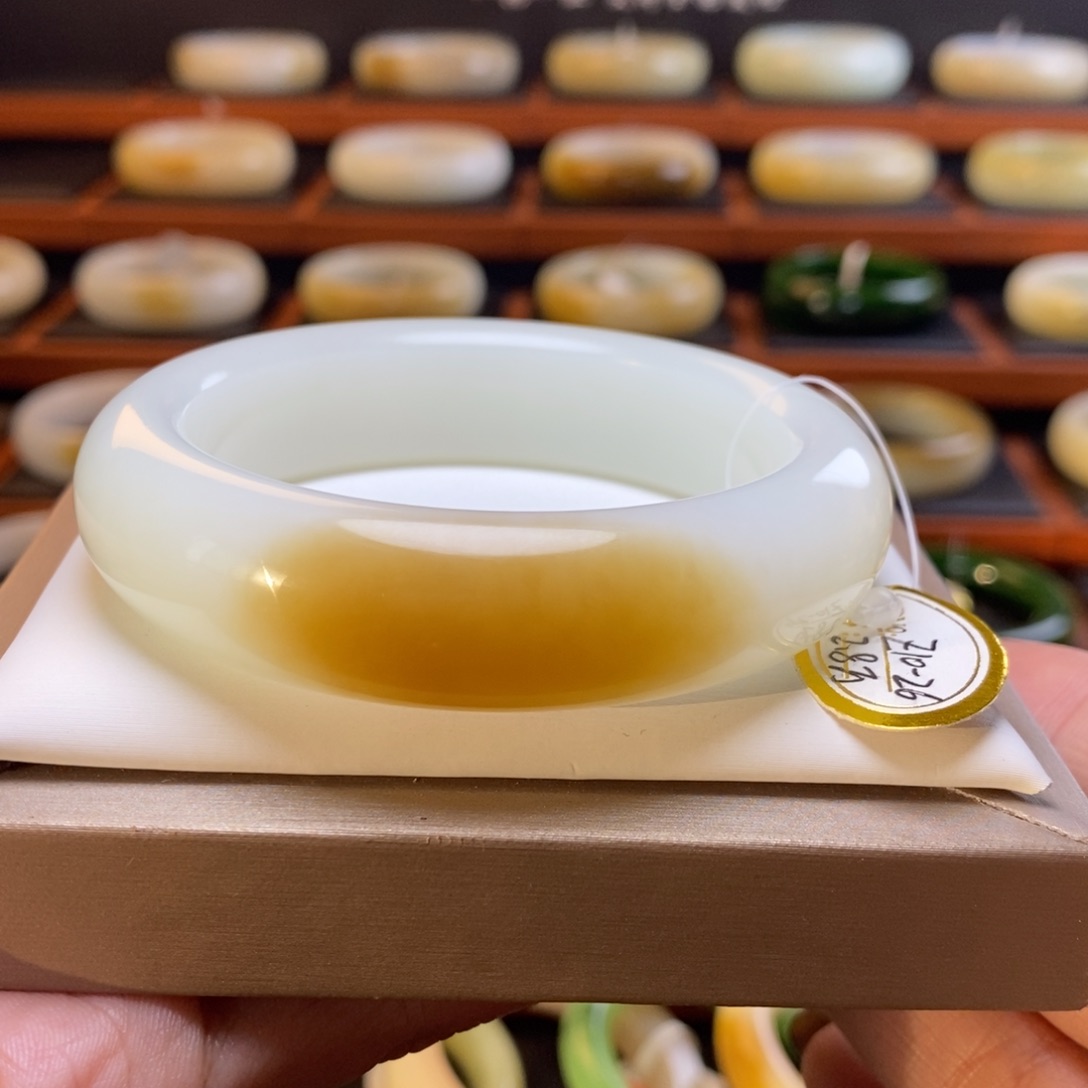 蔷***薇和田玉未镶嵌手镯55.5圈