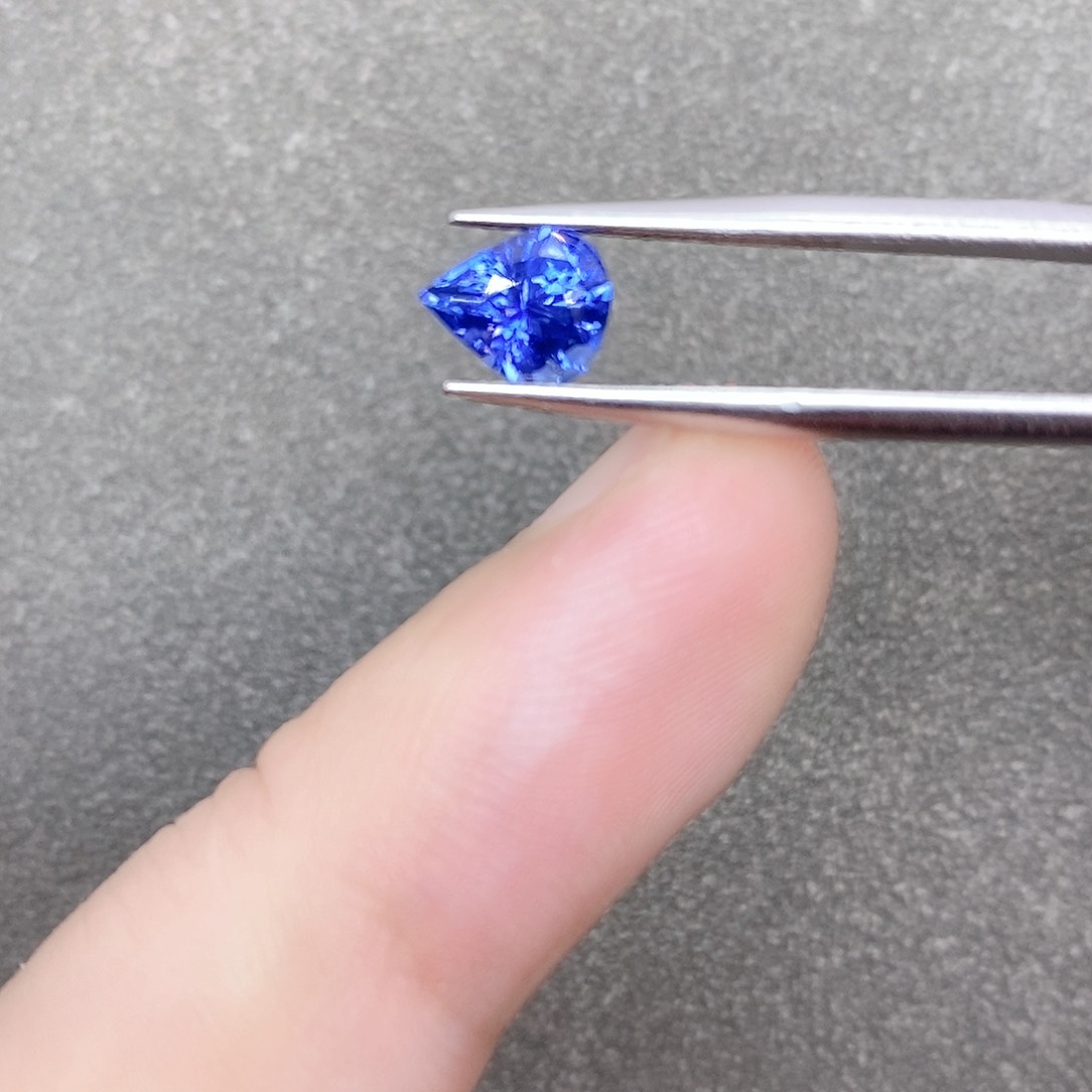 蓝宝石裸石未镶嵌1.74ct全净Vb矢车菊