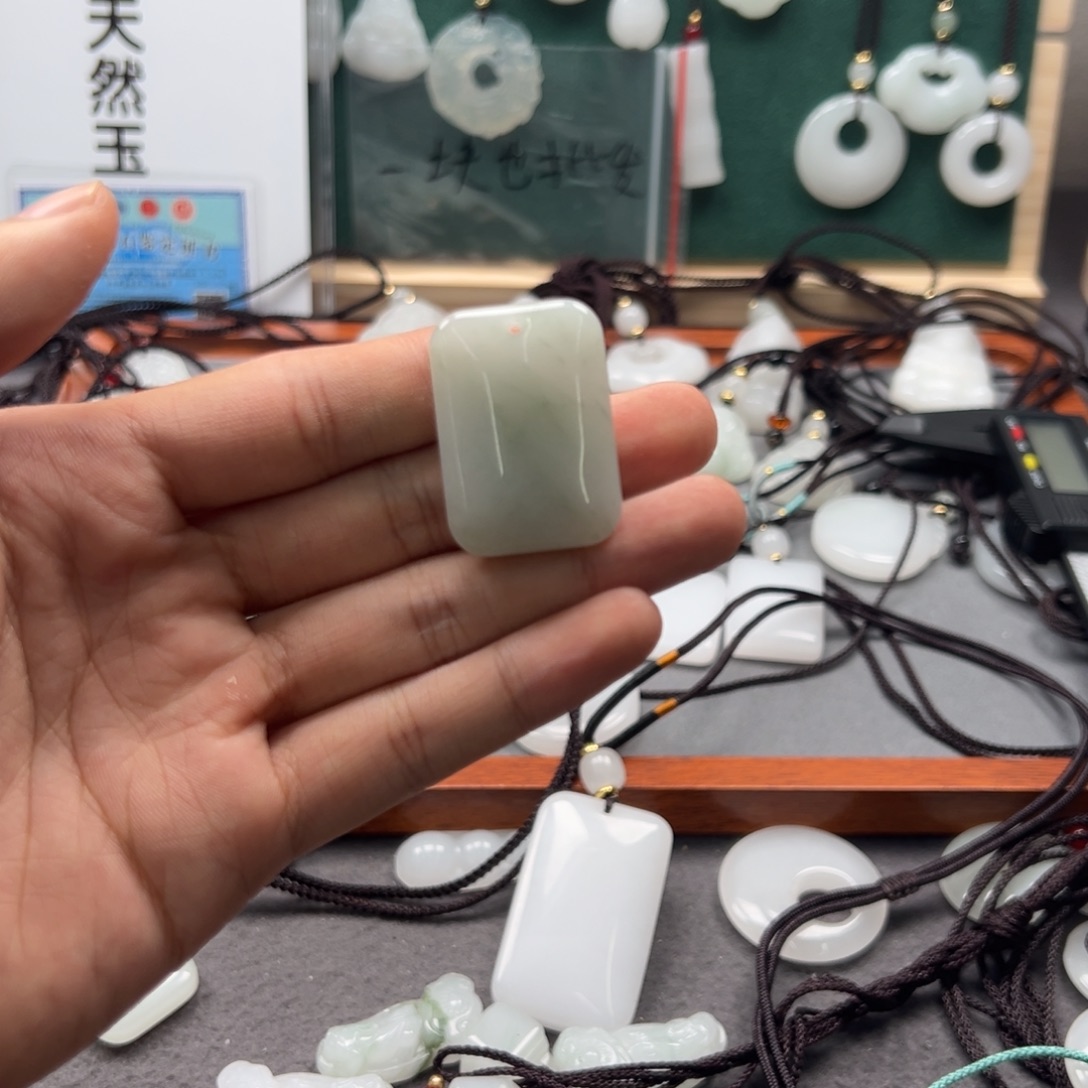 贵***发颈饰合金石英质玉（非洲翠）