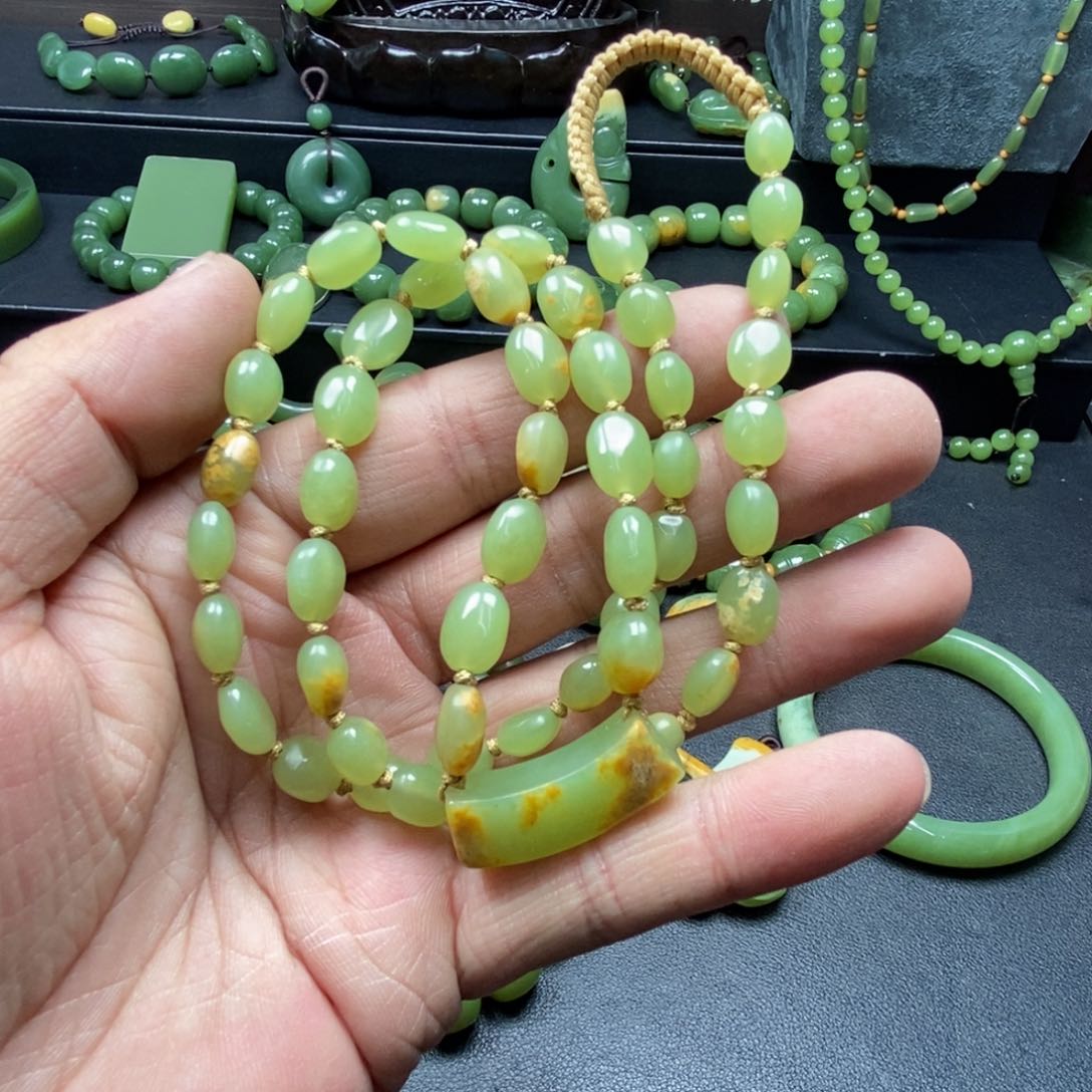 岫岩河磨玉（透闪石质玉）颈饰未镶嵌