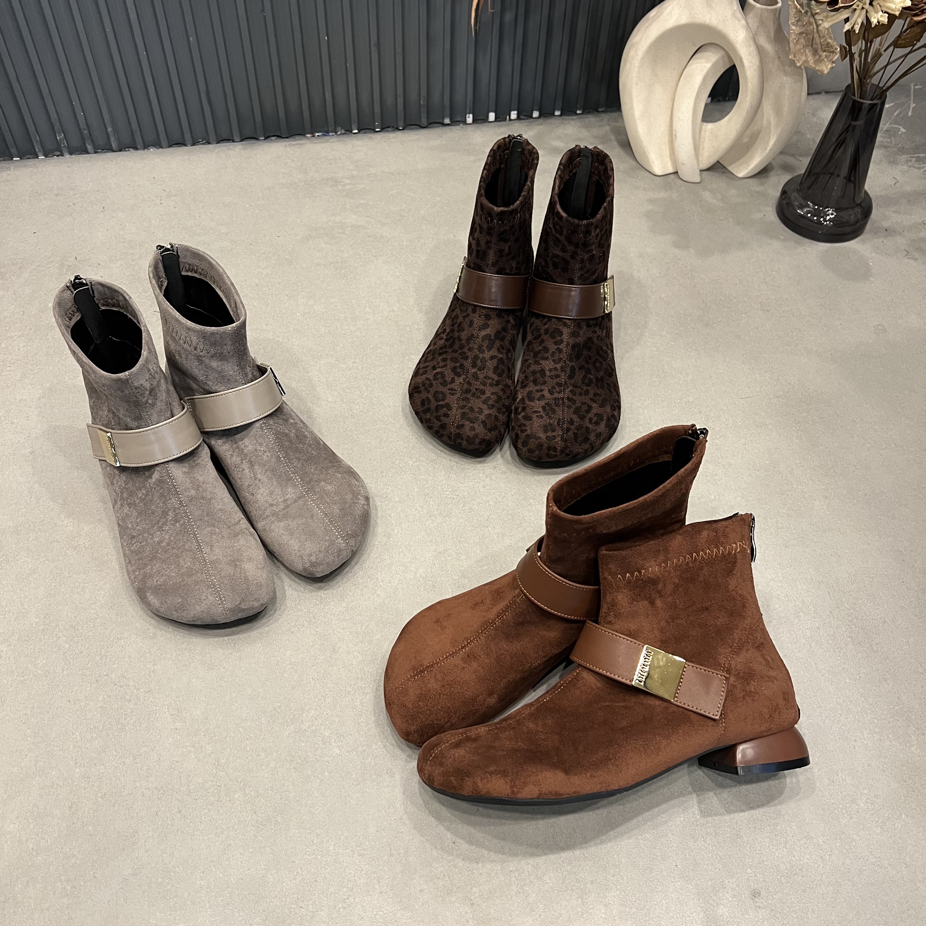 2025年秋冬季新款气质百搭时尚金属扣网红简约风复古爆款女时装靴