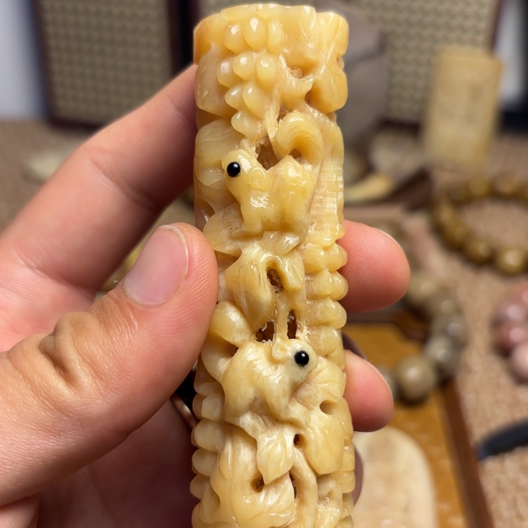 枣木驼骨手工小松鼠手把件