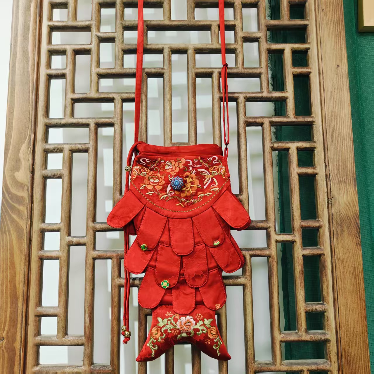  (LB003-1)凤徕兮私人定制红色香香刺绣花小鱼造型系绳肩带包包