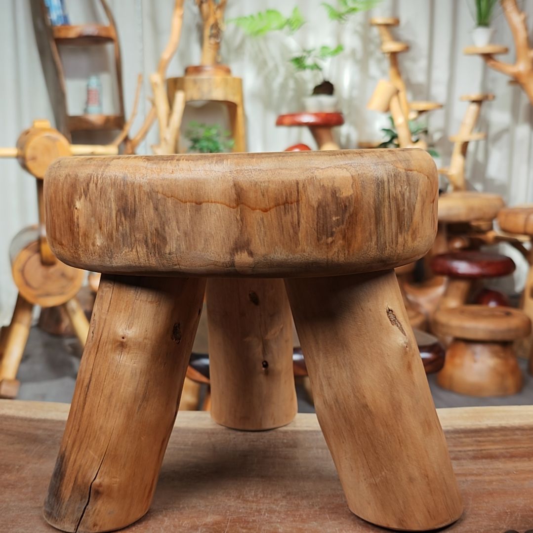 桂****木（非红木类）香樟木三角凳微瑕