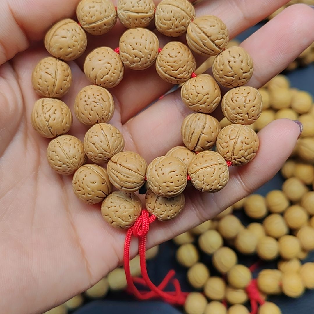 墨***鱼桃核吊坠12左右大+手持