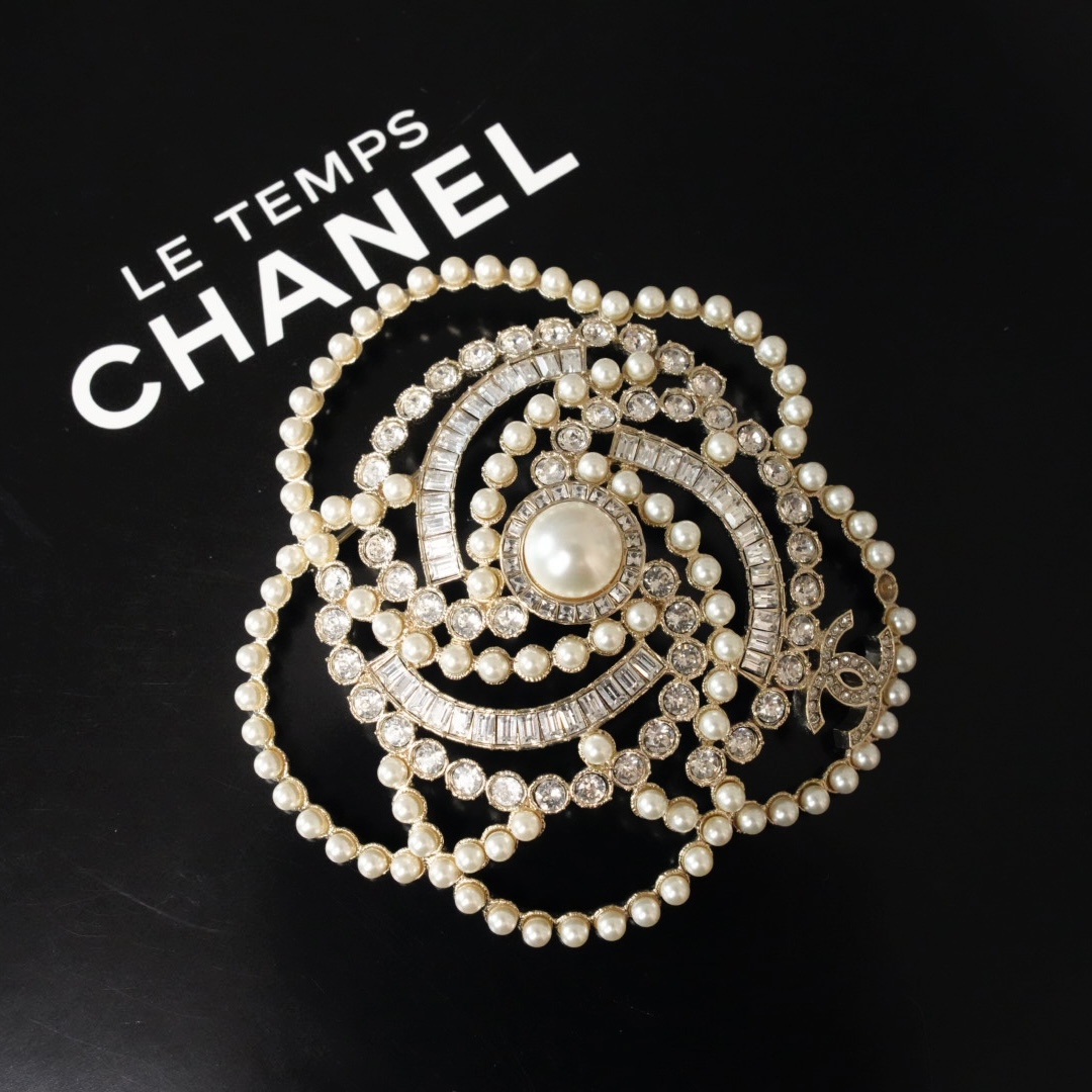 Chanel 闪钻珍珠花朵胸针