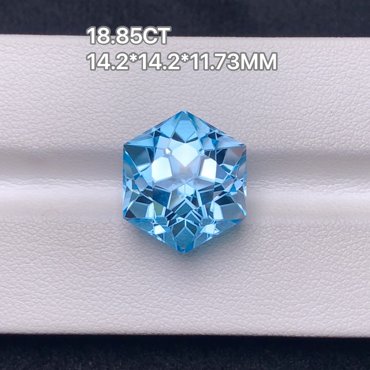 18.85克拉左右天然圣玛利亚色天空蓝托帕石雪花工艺干净璀璨闪耀