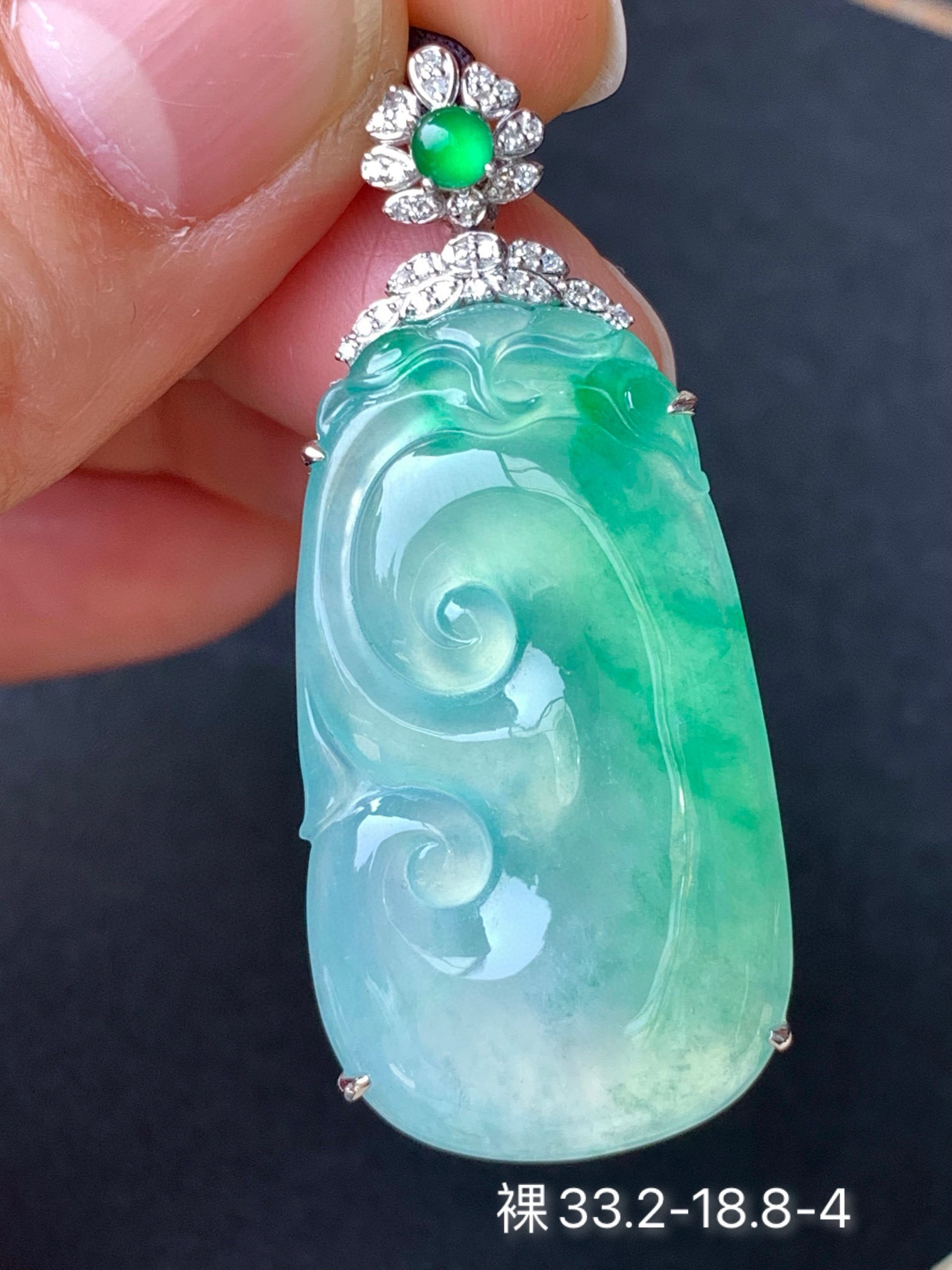 高冰飘绿翡翠如意吊坠 颜色 清爽 水头一流 镶嵌精致