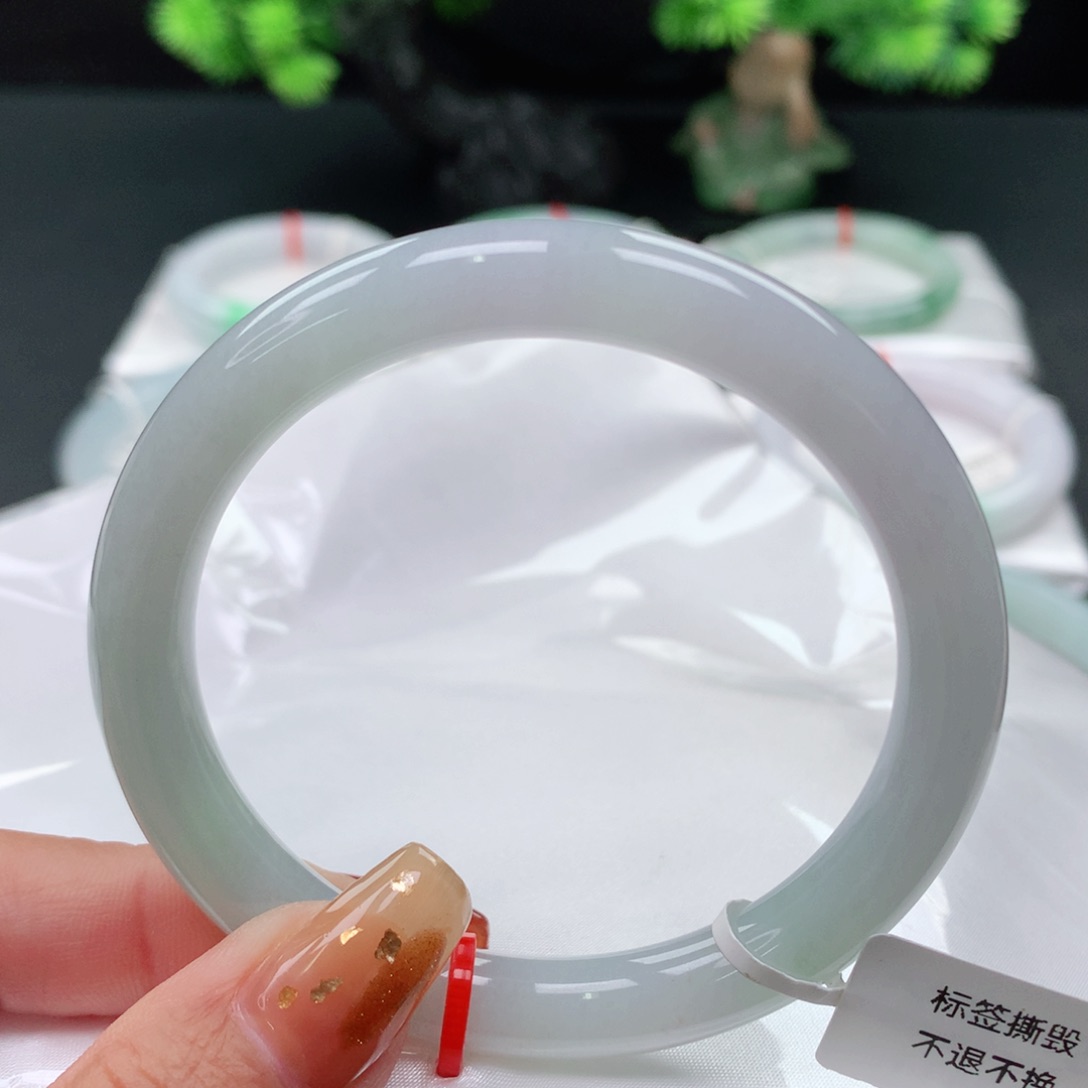 翡翠手镯未镶嵌 圆条55+ 淡春彩