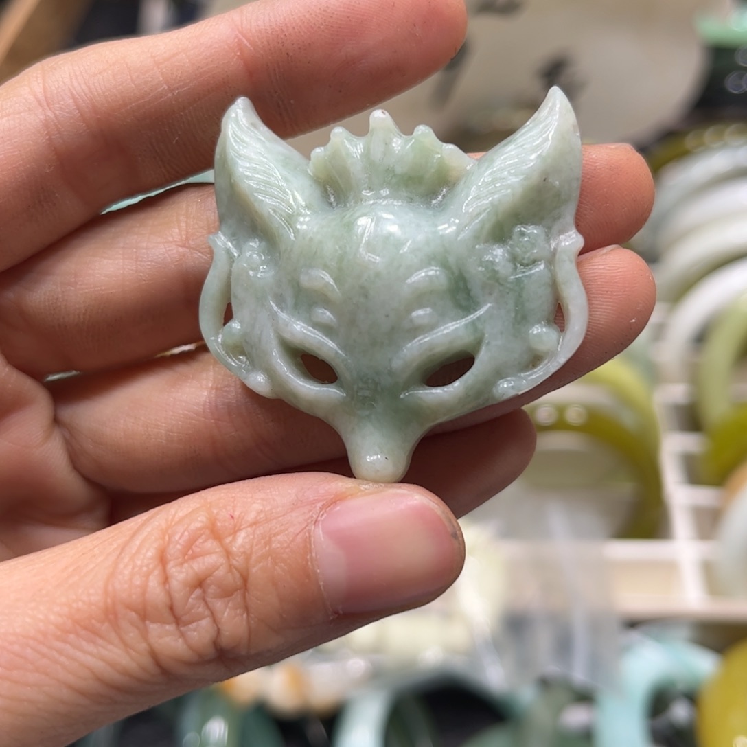 蛇纹石玉颈饰未镶嵌