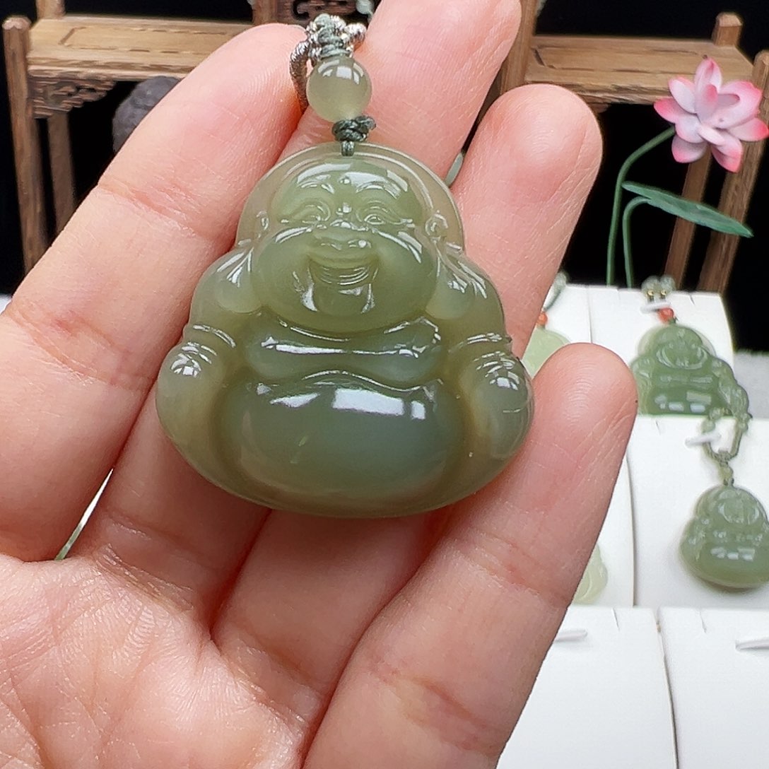 和田玉颈饰未镶嵌郑****?