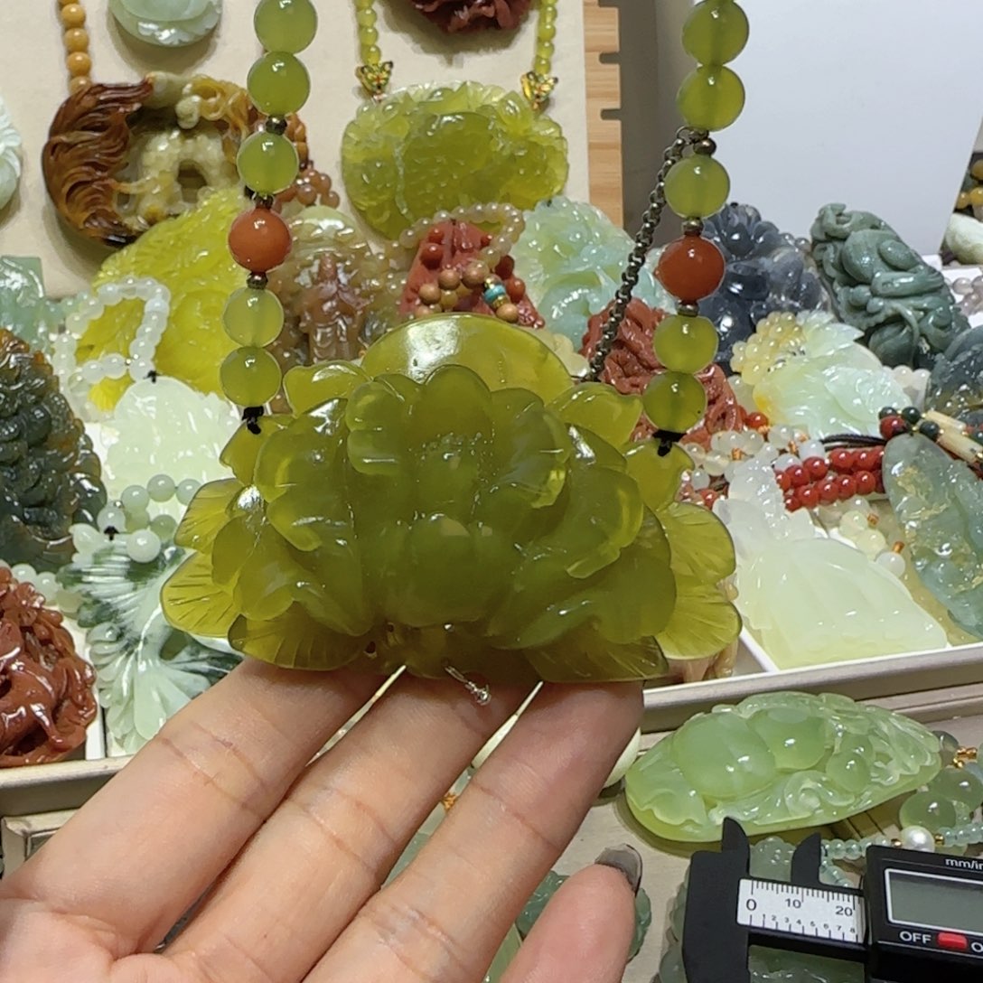 未镶嵌蛇纹石玉吊坠金*