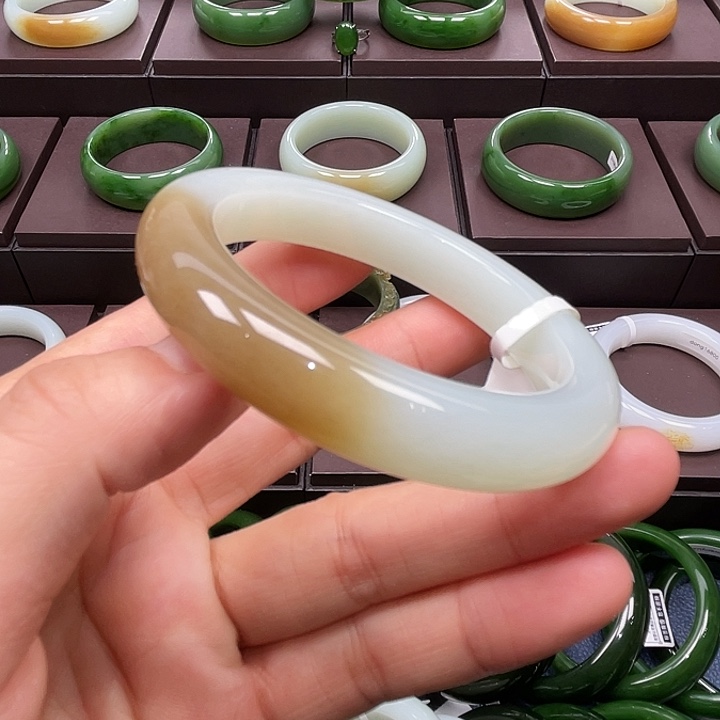 和田玉未镶嵌手镯