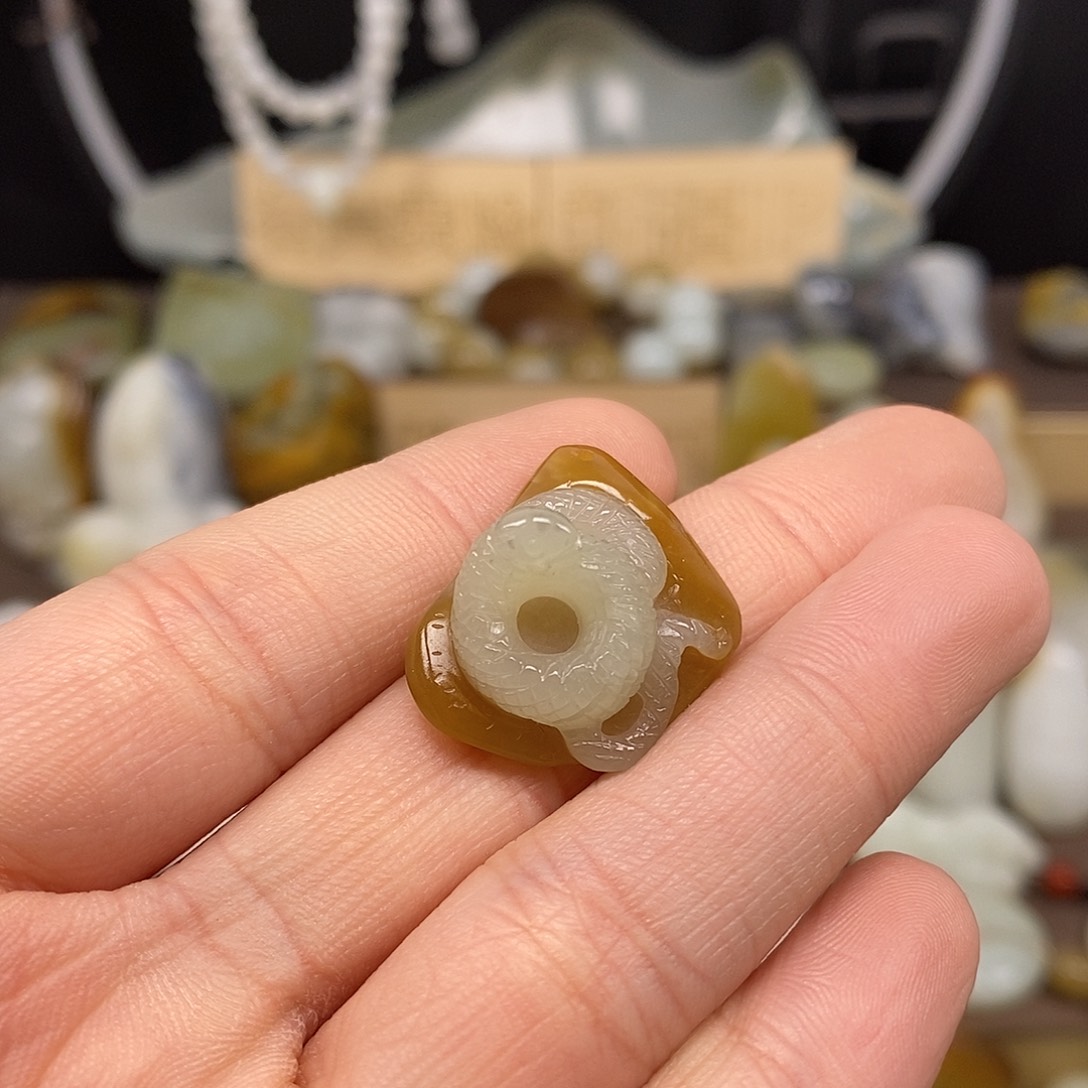 和田玉颈饰未镶嵌忙*?