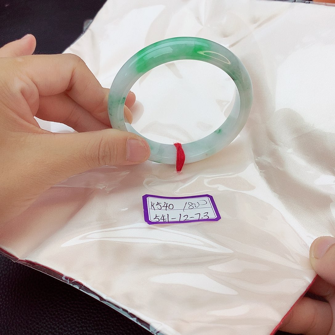 翡翠手镯未镶嵌翡翠