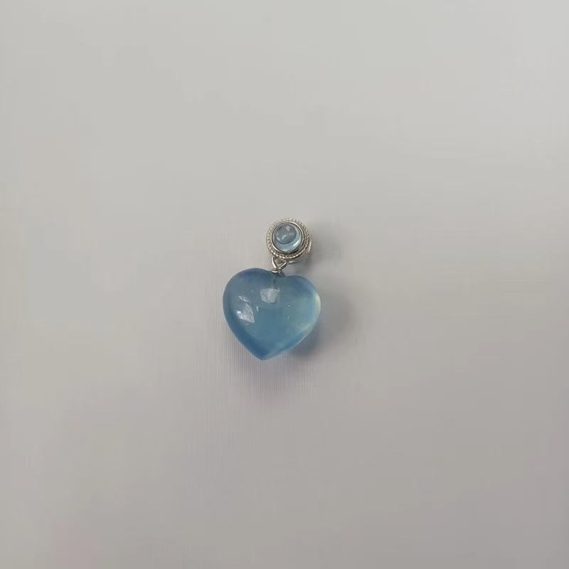 海蓝宝大爱心吊坠（多样性发一）      天然杂裂矿点，完美主义慎