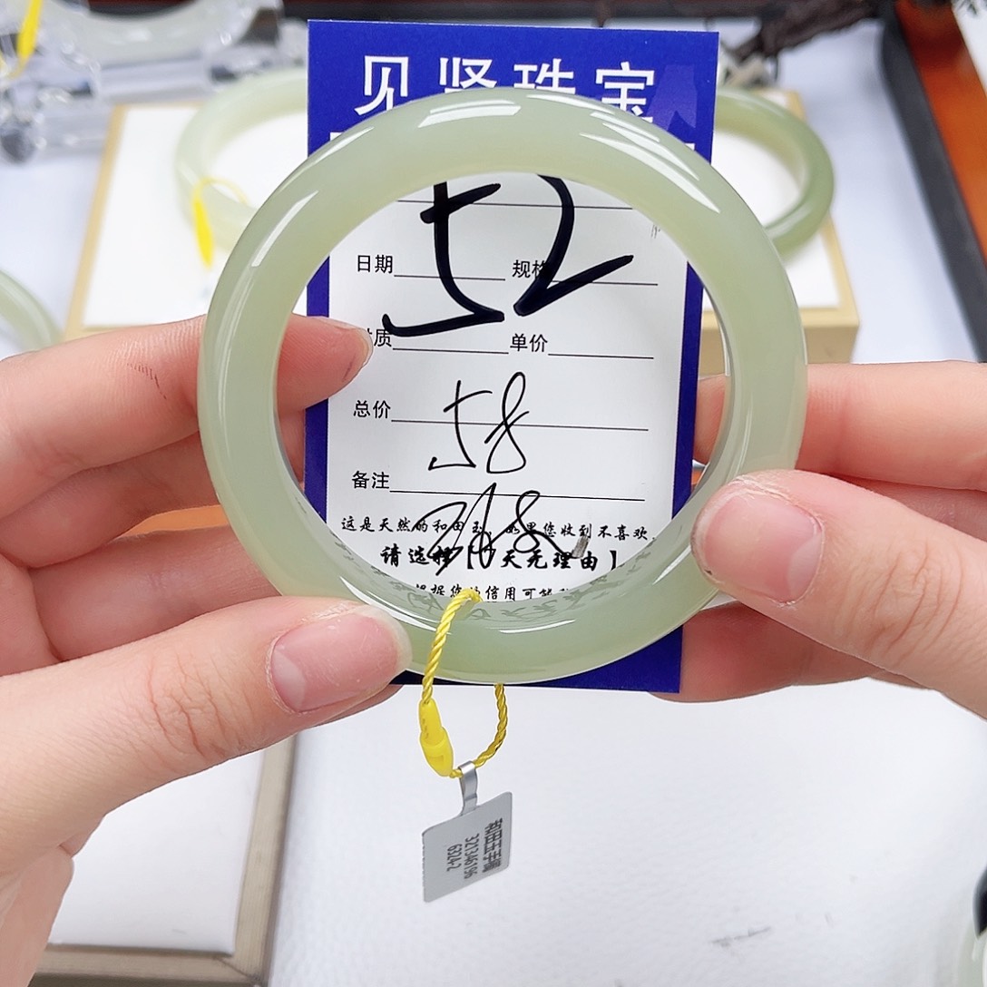 和田玉未镶嵌手镯