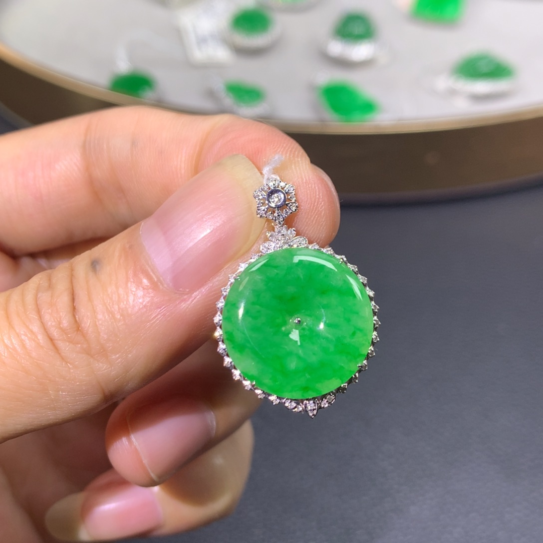 翡翠颈饰18K金镶嵌翡翠