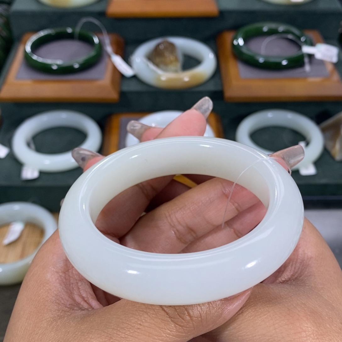 和田玉手镯未镶嵌