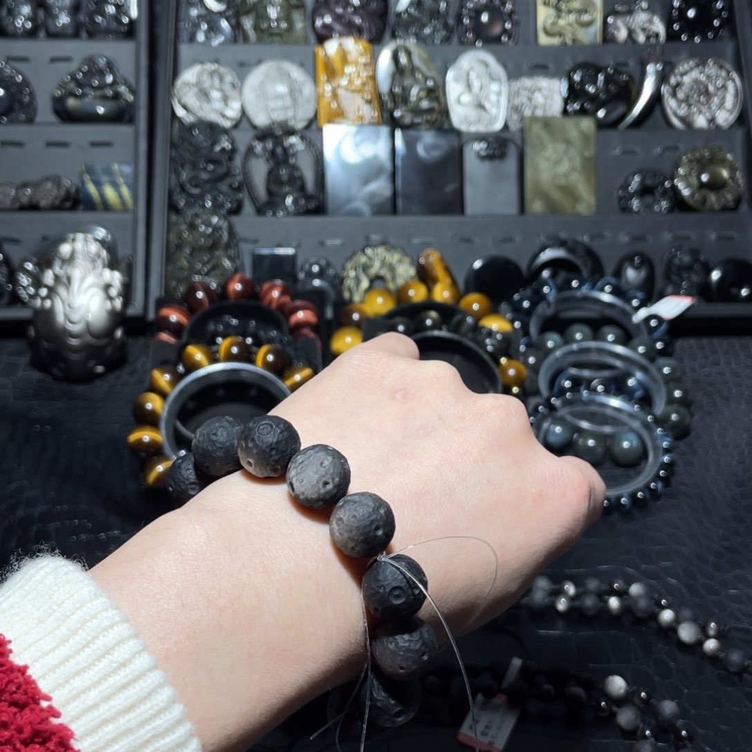 黑曜岩珠宝奇石未镶嵌在***狗