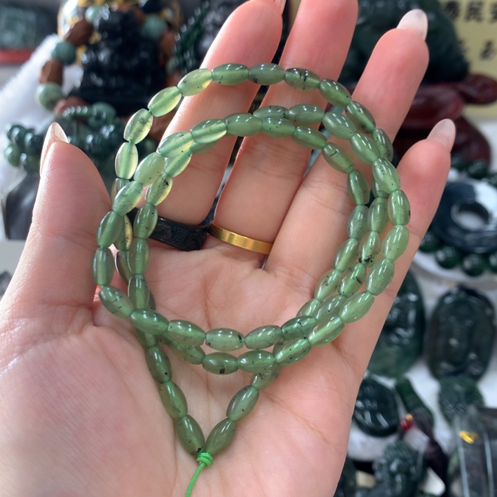 蛇纹石玉未镶嵌颈饰