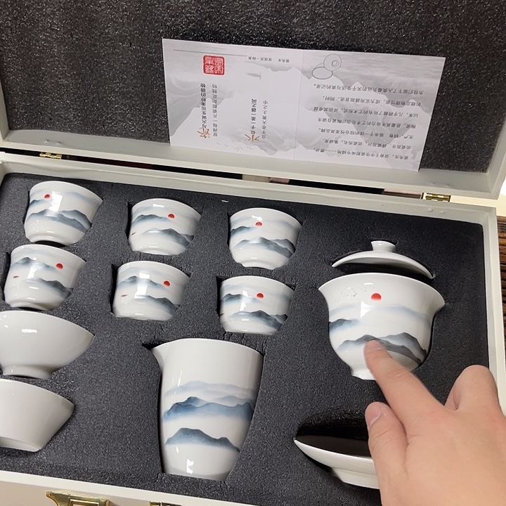 孤品茶具套装等。        