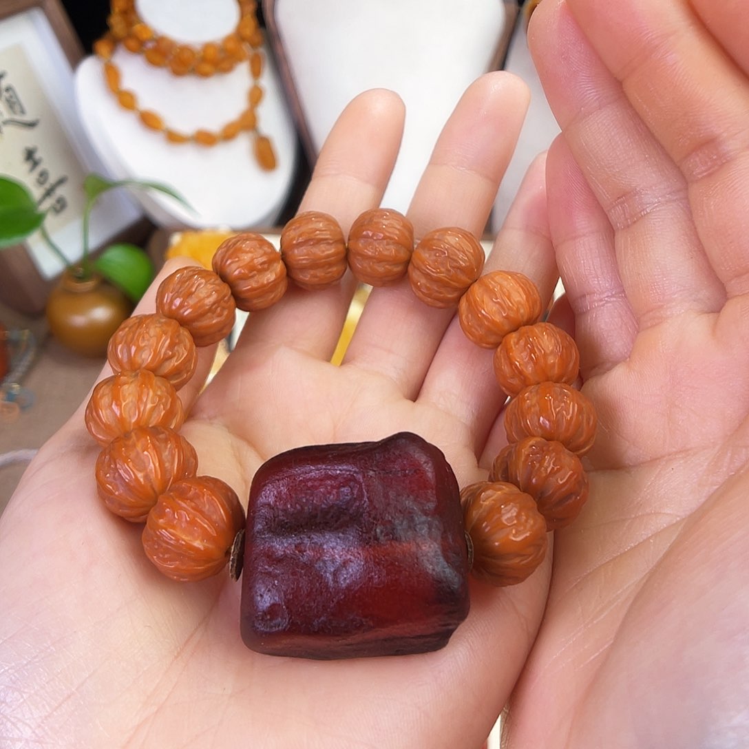 琥珀珠宝奇石未镶嵌人****忧。