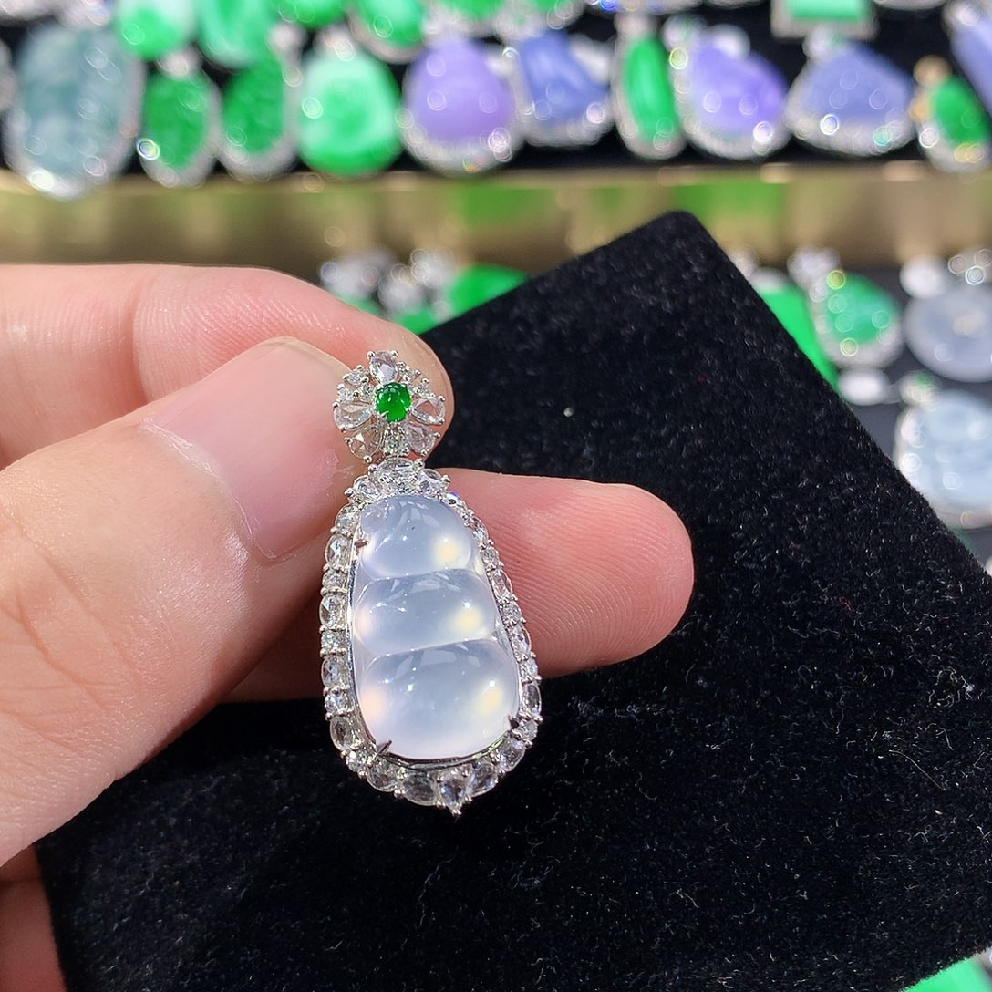 翡翠18K金镶嵌颈饰