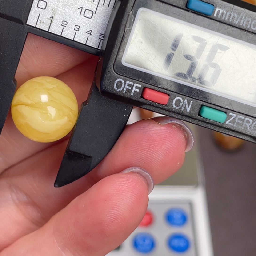 未镶嵌琥珀裸石微瑕256