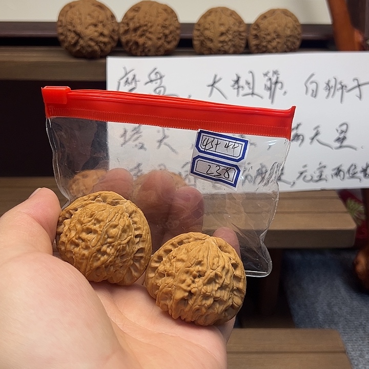 文玩核桃吊坠白狮子